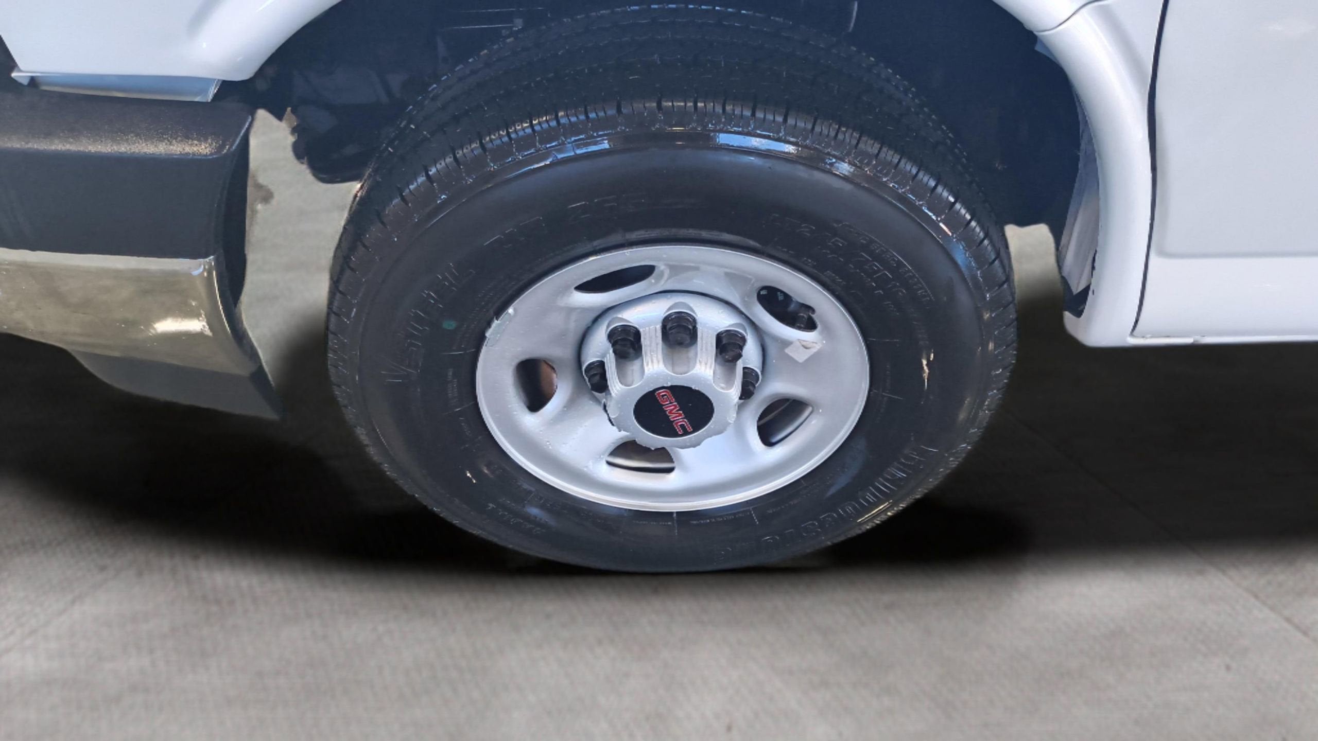 2025 GMC Savana Cutaway 3500 1WT