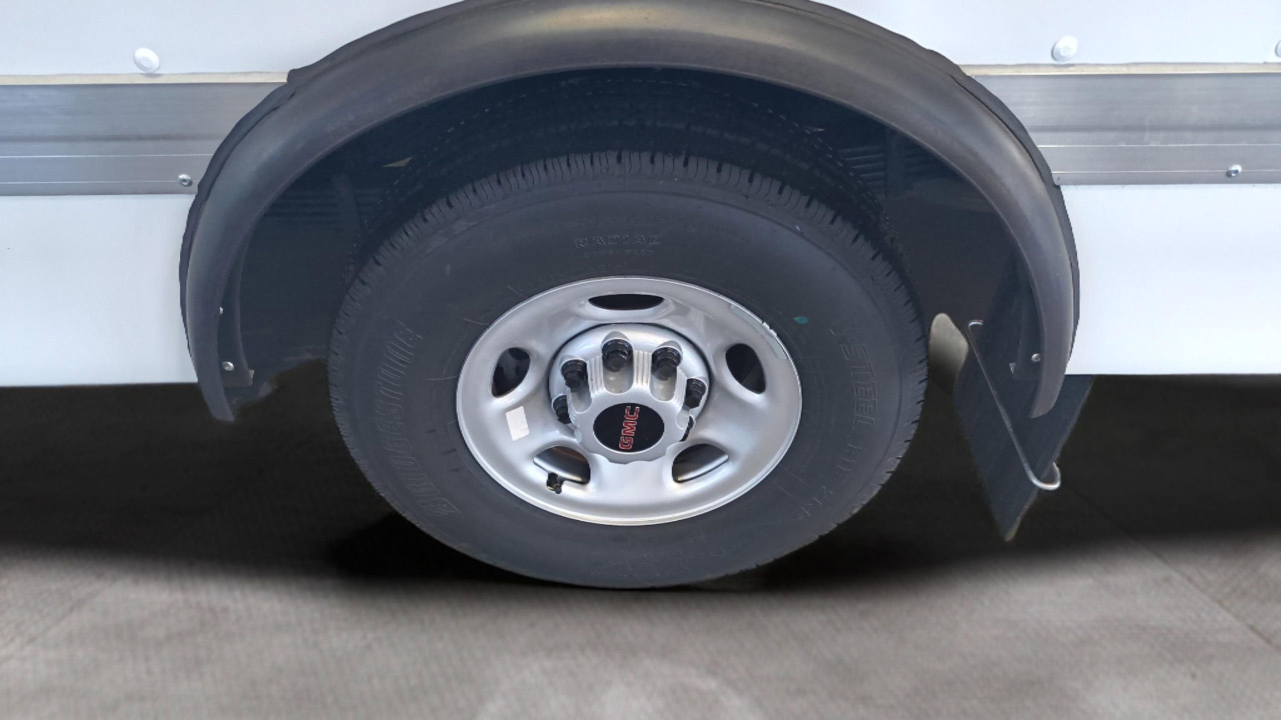 2025 GMC Savana Cutaway 3500 1WT