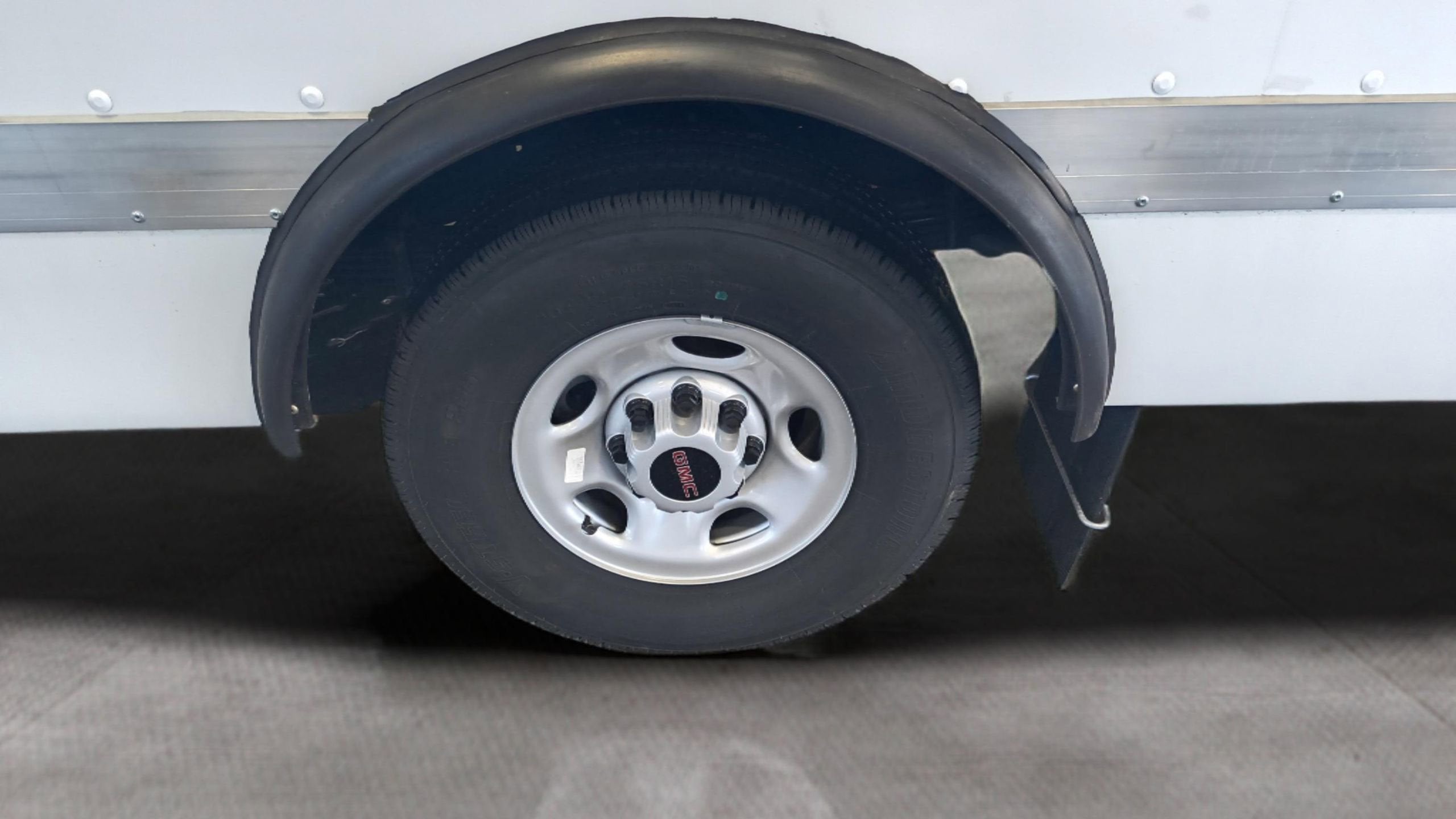 2025 GMC Savana Cutaway 3500 1WT